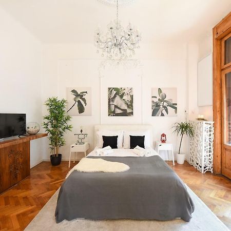 Love.Travel.Explore ♥️Apt W/ Balcony In Old Town Apartment Bucharest Luaran gambar