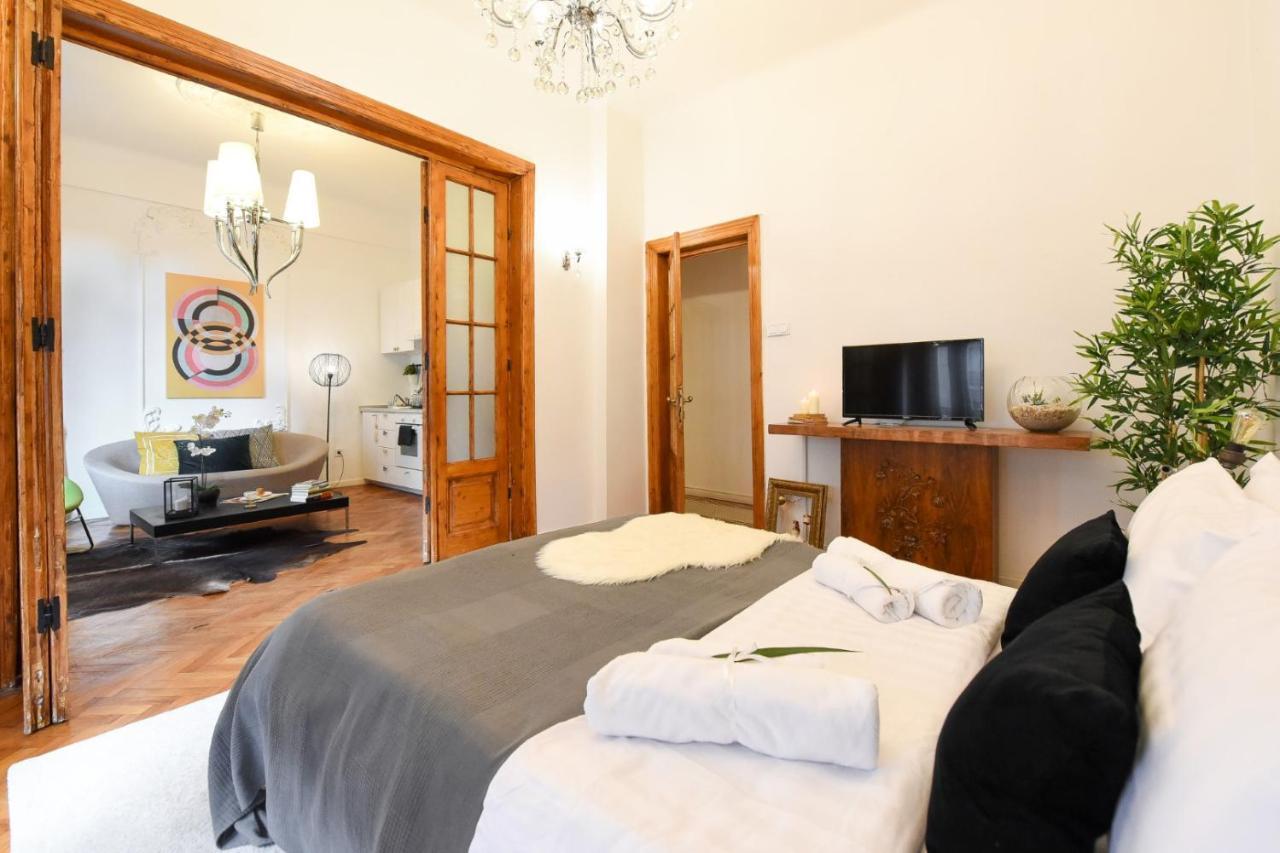 Love.Travel.Explore ♥️Apt W/ Balcony In Old Town Apartment Bucharest Luaran gambar