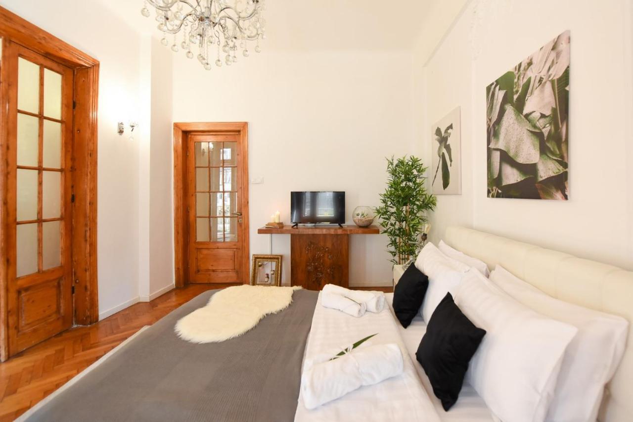 Love.Travel.Explore ♥️Apt W/ Balcony In Old Town Apartment Bucharest Luaran gambar