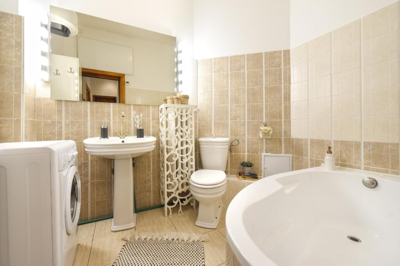 Love.Travel.Explore ♥️Apt W/ Balcony In Old Town Apartment Bucharest Luaran gambar