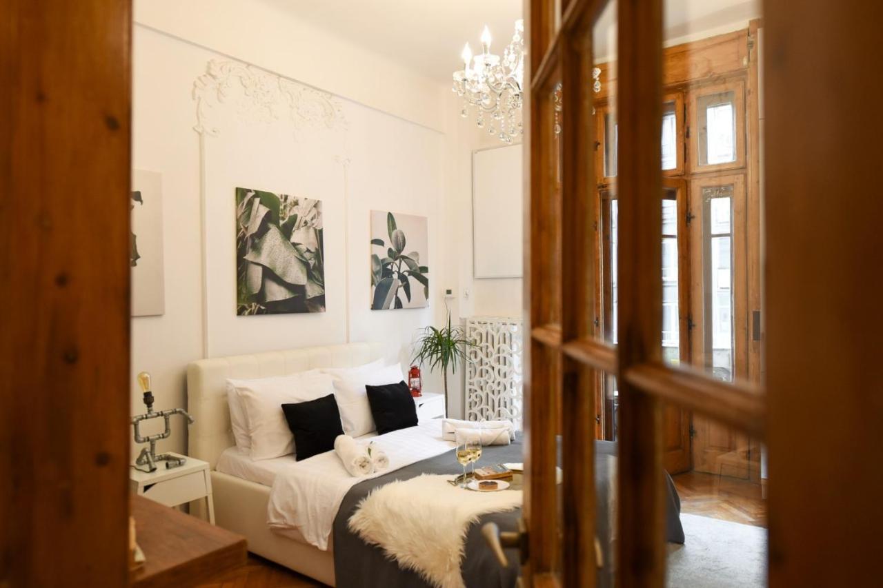 Love.Travel.Explore ♥️Apt W/ Balcony In Old Town Apartment Bucharest Luaran gambar
