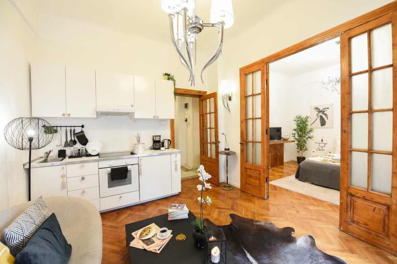 Love.Travel.Explore ♥️Apt W/ Balcony In Old Town Apartment Bucharest Luaran gambar