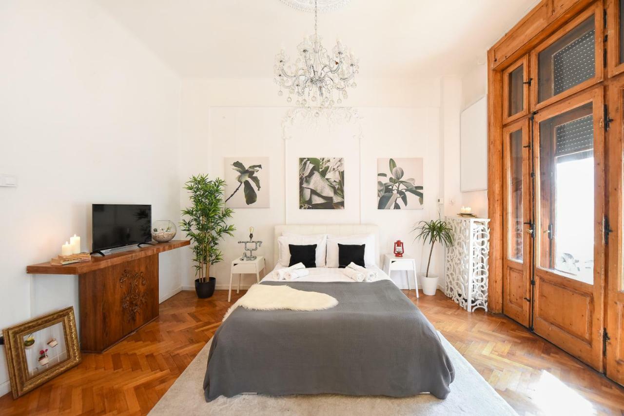 Love.Travel.Explore ♥️Apt W/ Balcony In Old Town Apartment Bucharest Luaran gambar
