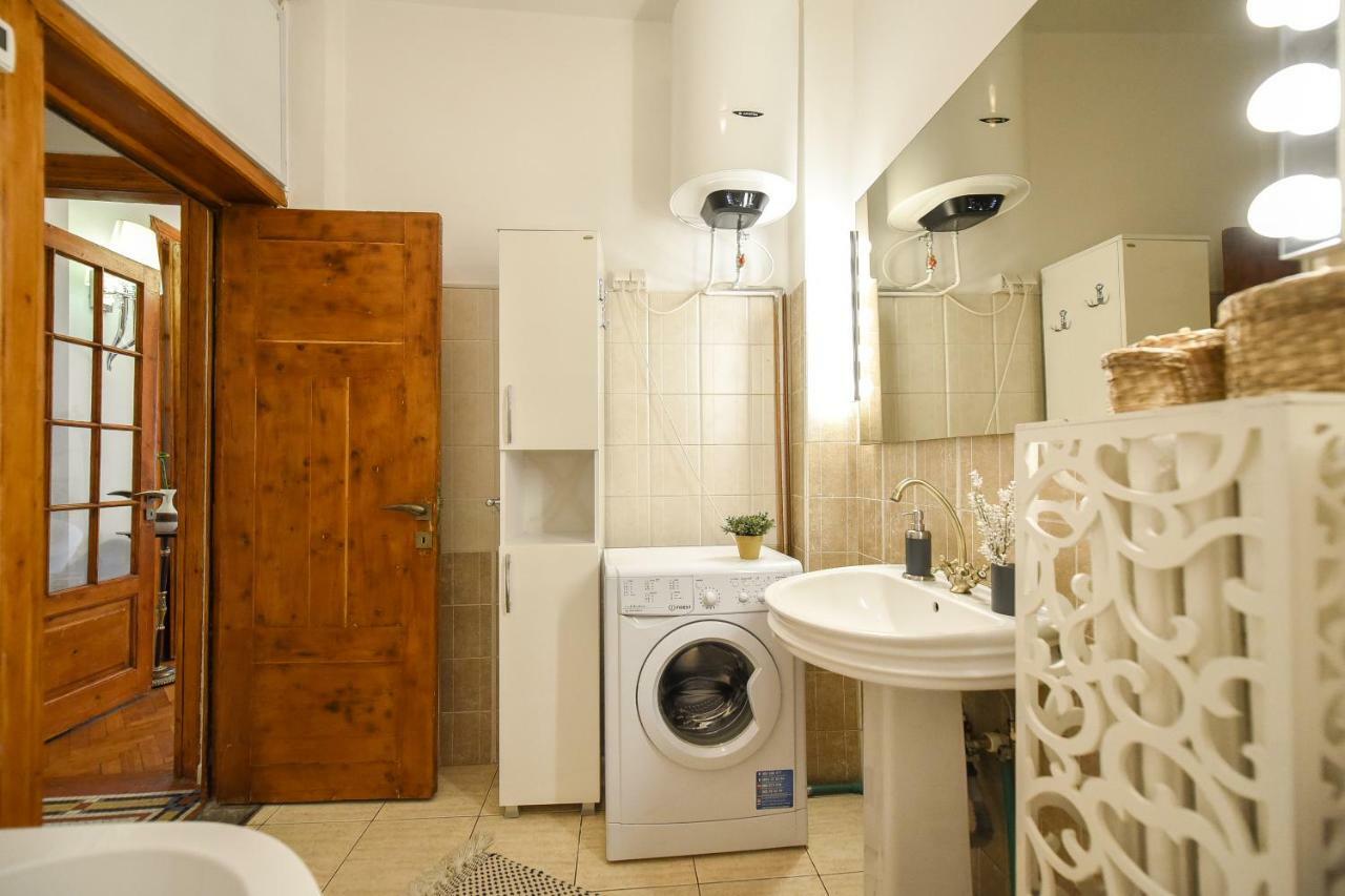 Love.Travel.Explore ♥️Apt W/ Balcony In Old Town Apartment Bucharest Luaran gambar